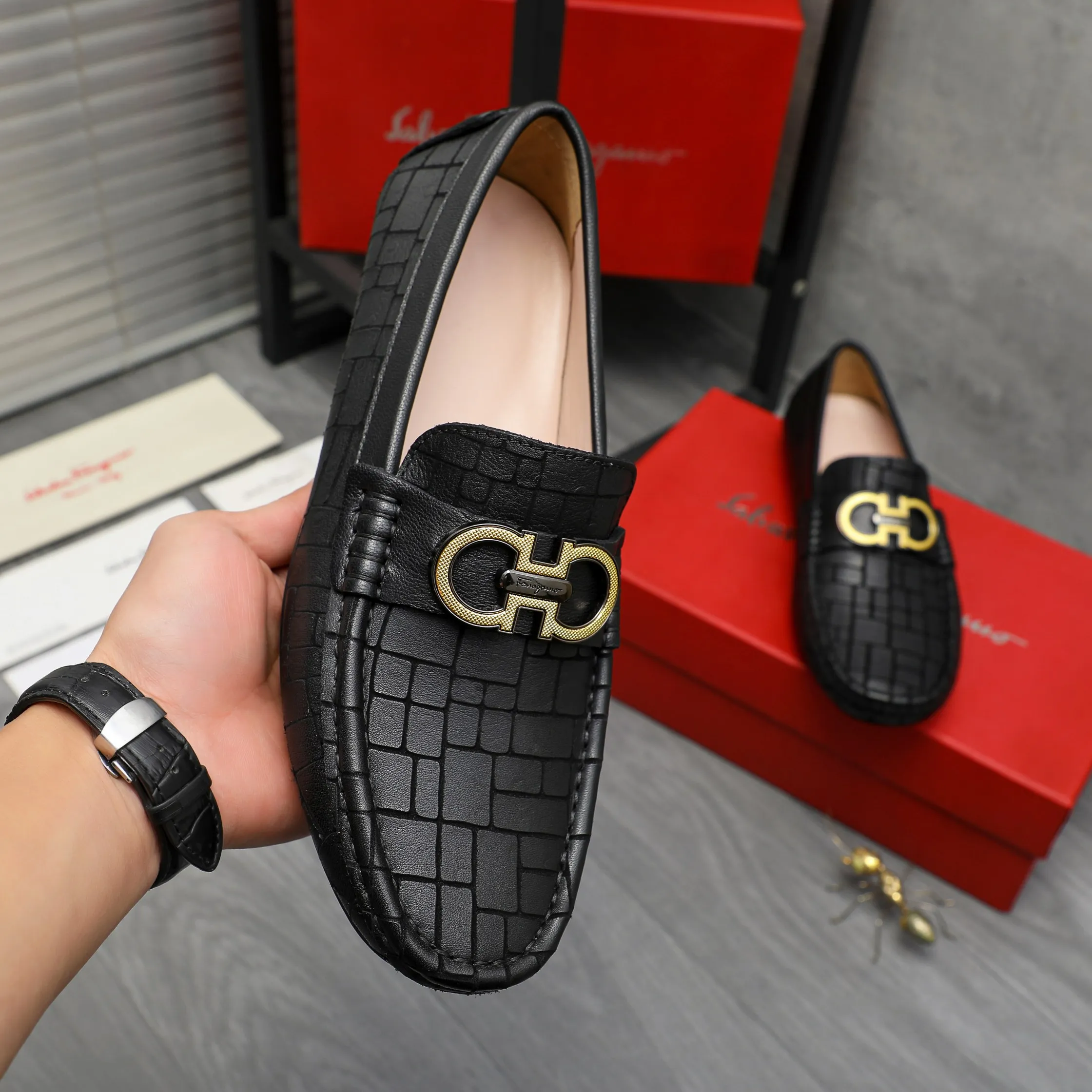 P380 Product trademark: Ferragamo [Ferragamo] Casual slip-on men's shoes Regular size: 38-45 Product material: Selected stone grain cowhide upper, sheepskin lining, rubber outsole